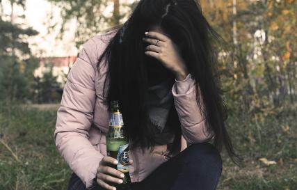 С чего начинается и излечим ли женский алкоголизм?
